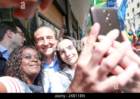 Der Parteikandidat der MDB`s für die Regierung von São Paulo, Paulo Skaf (C), läuft am 12. September 2018 während einer Kampagne in der Region Rua 25 de Março. (Foto von Dario Oliveira/NurPhoto) Stockfoto